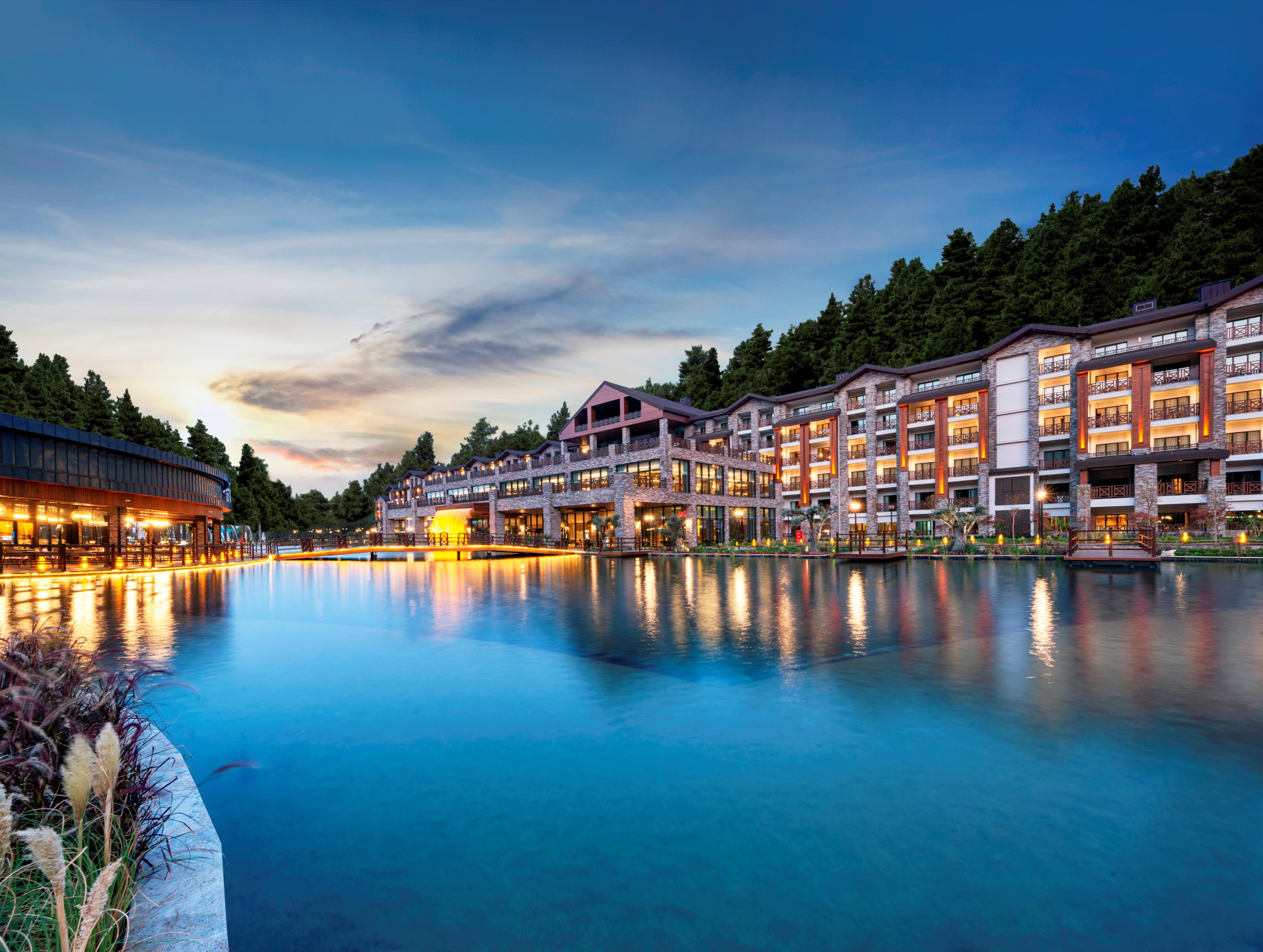 Hotel Elite World Grand Sapanca Exterior foto The resort at night